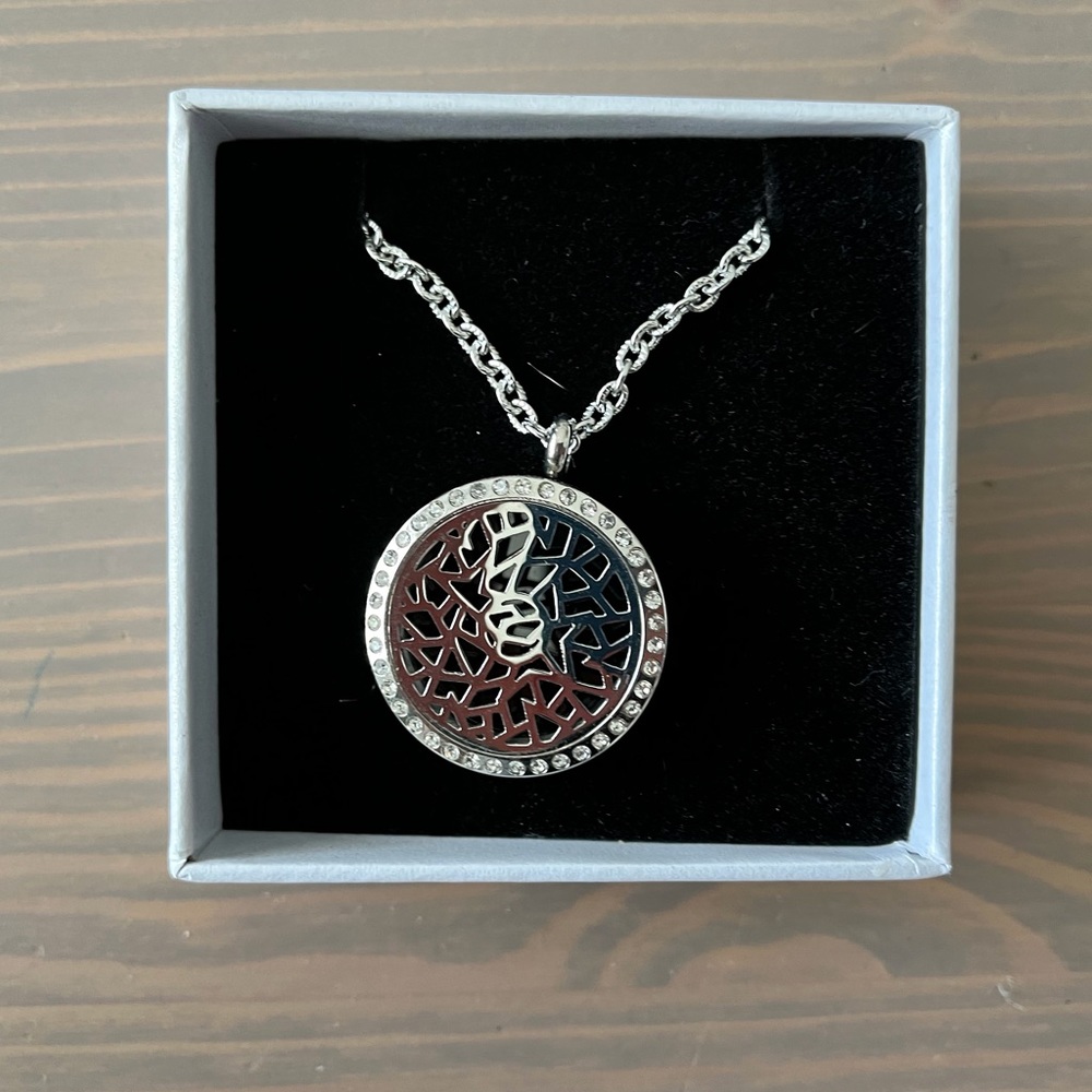 NWT Essential Oil Aroma Necklace